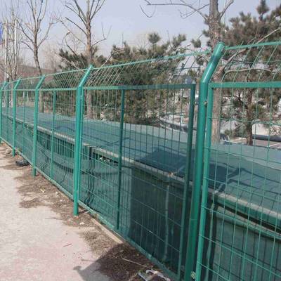 圈地護欄網(wǎng) 鍍鋅絲浸塑圍墻網(wǎng)的應(yīng)用與內(nèi)蒙古圍場網(wǎng)及勾花網(wǎng)的特點